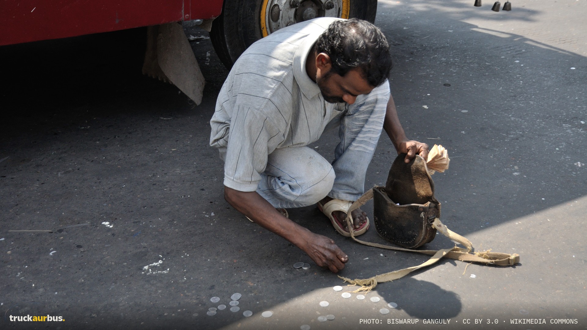 Bus Conductor Collecting Scattered Coins From Road - BBD Bag - Kolkata 2014-09-2