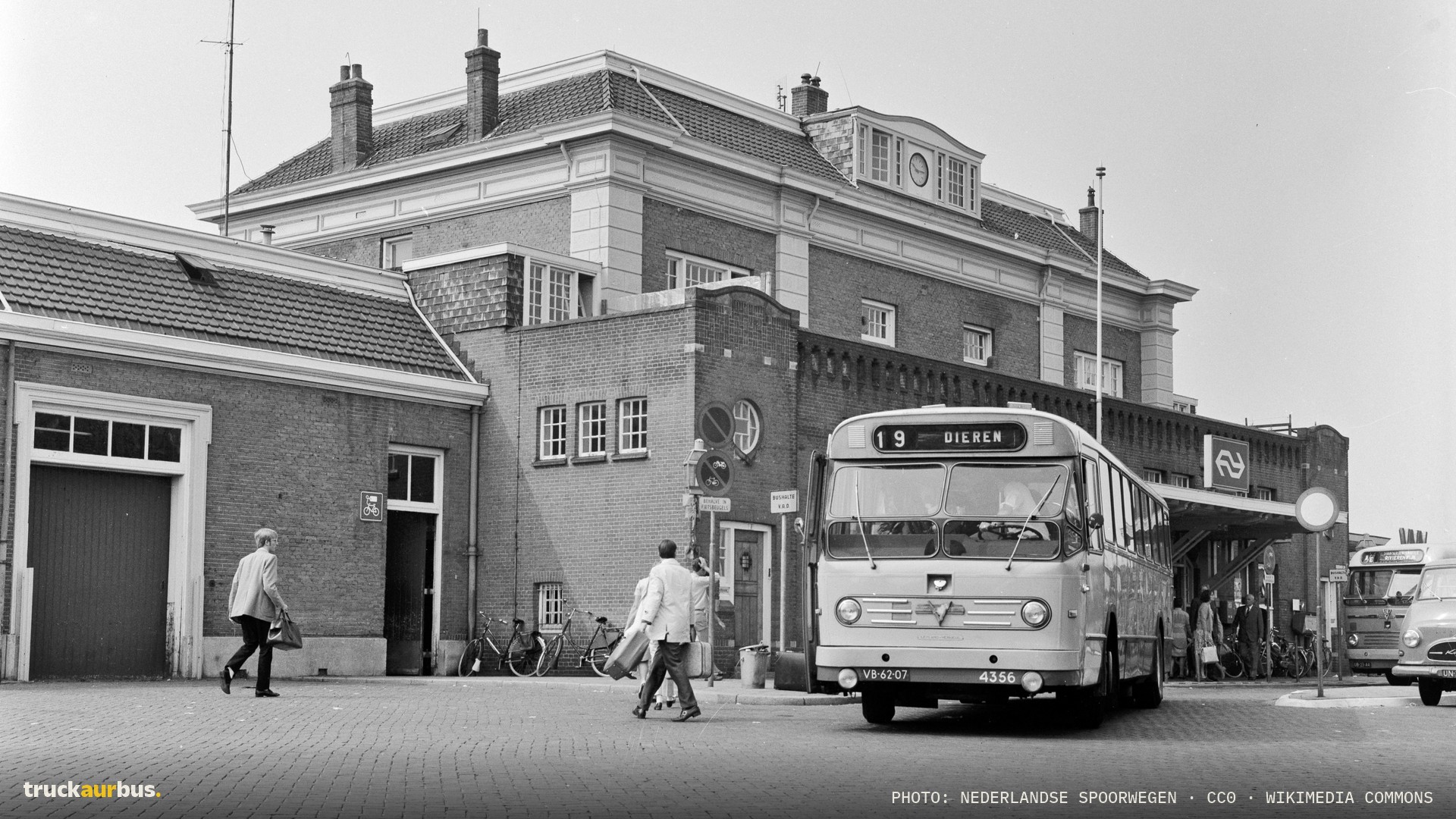 HUA-154192-Gezicht op het N.S.-station Apeldoorn te Apeldoorn met de Leyland-Ver