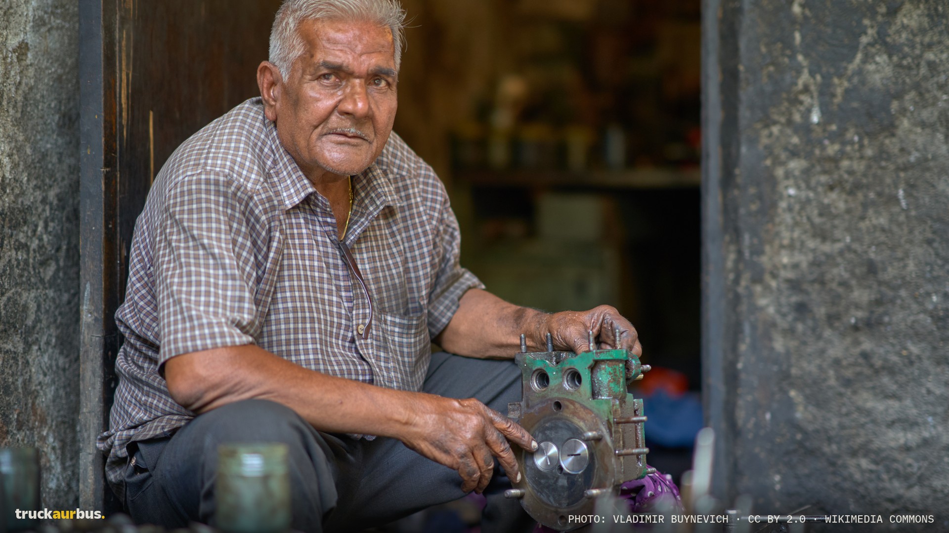 India, Mumbai, artisan mechanic