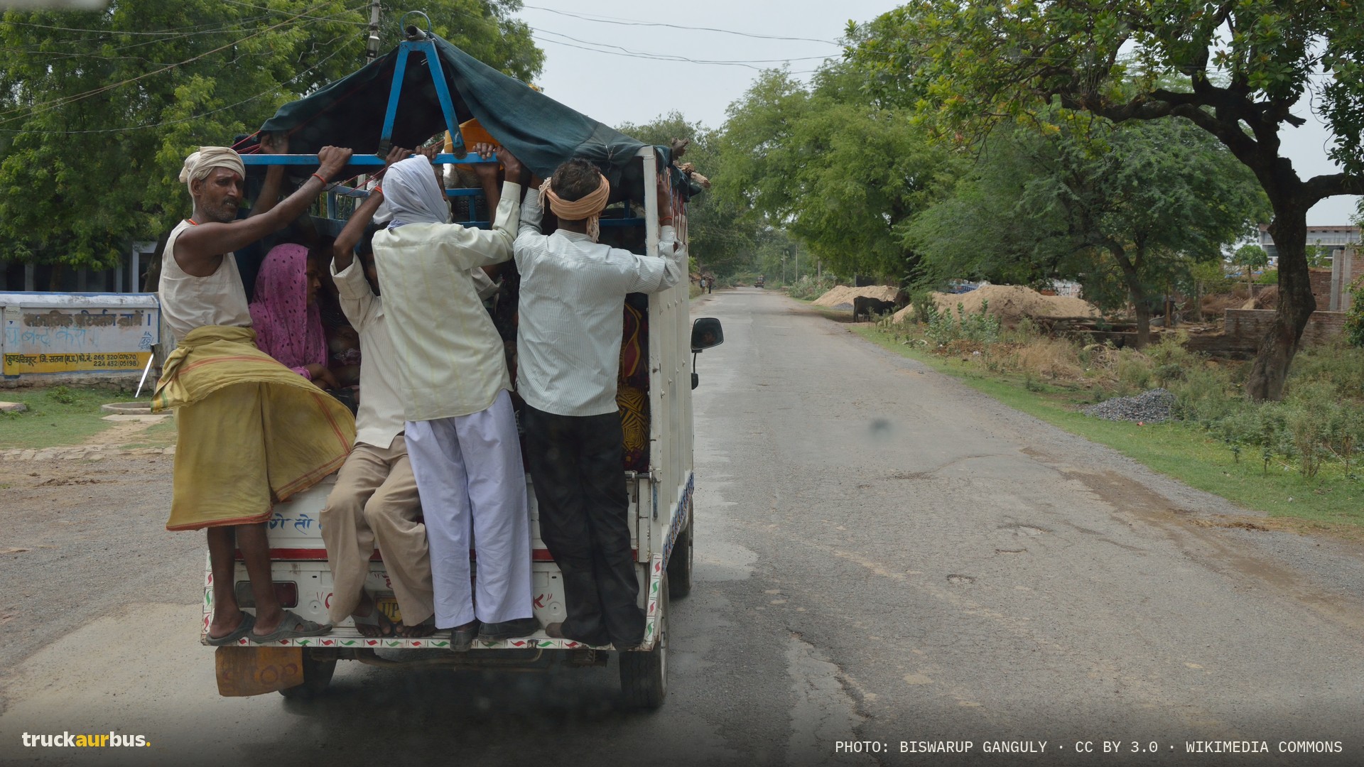Public Transportation - Lakhanpur - - National Highway 76 - Allahabad 2014-07-04
