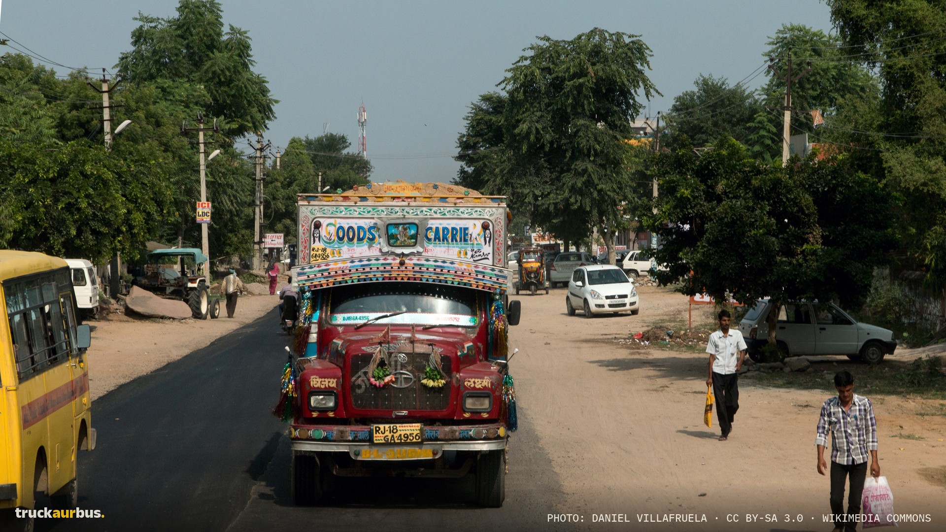Road NH 48 to the Shekhawati-Decorated truck-20131007