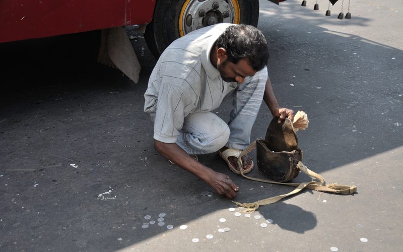 Bus Conductor Collecting Scattered Coins From Road - BBD Bag - Kolkata 2014-09-2