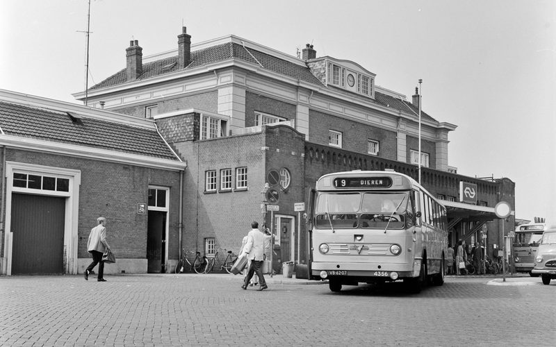 HUA-154192-Gezicht op het N.S.-station Apeldoorn te Apeldoorn met de Leyland-Ver